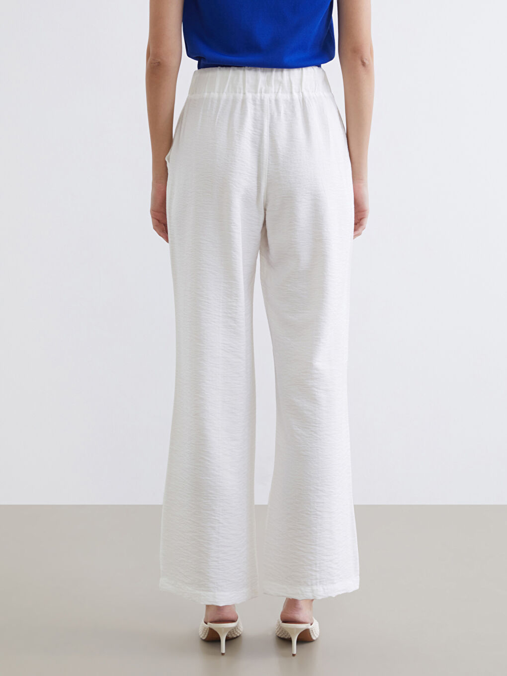 Effortless elegance meets everyday comfort in our wide-leg trousers with a flattering elasticated waist.-3