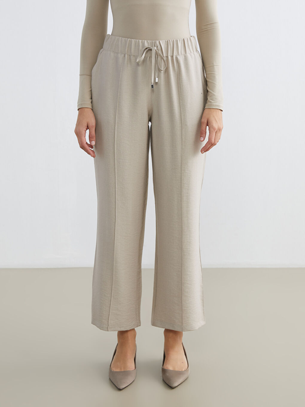 Effortless elegance meets everyday comfort in our wide-leg trousers with an elasticated waist.-1