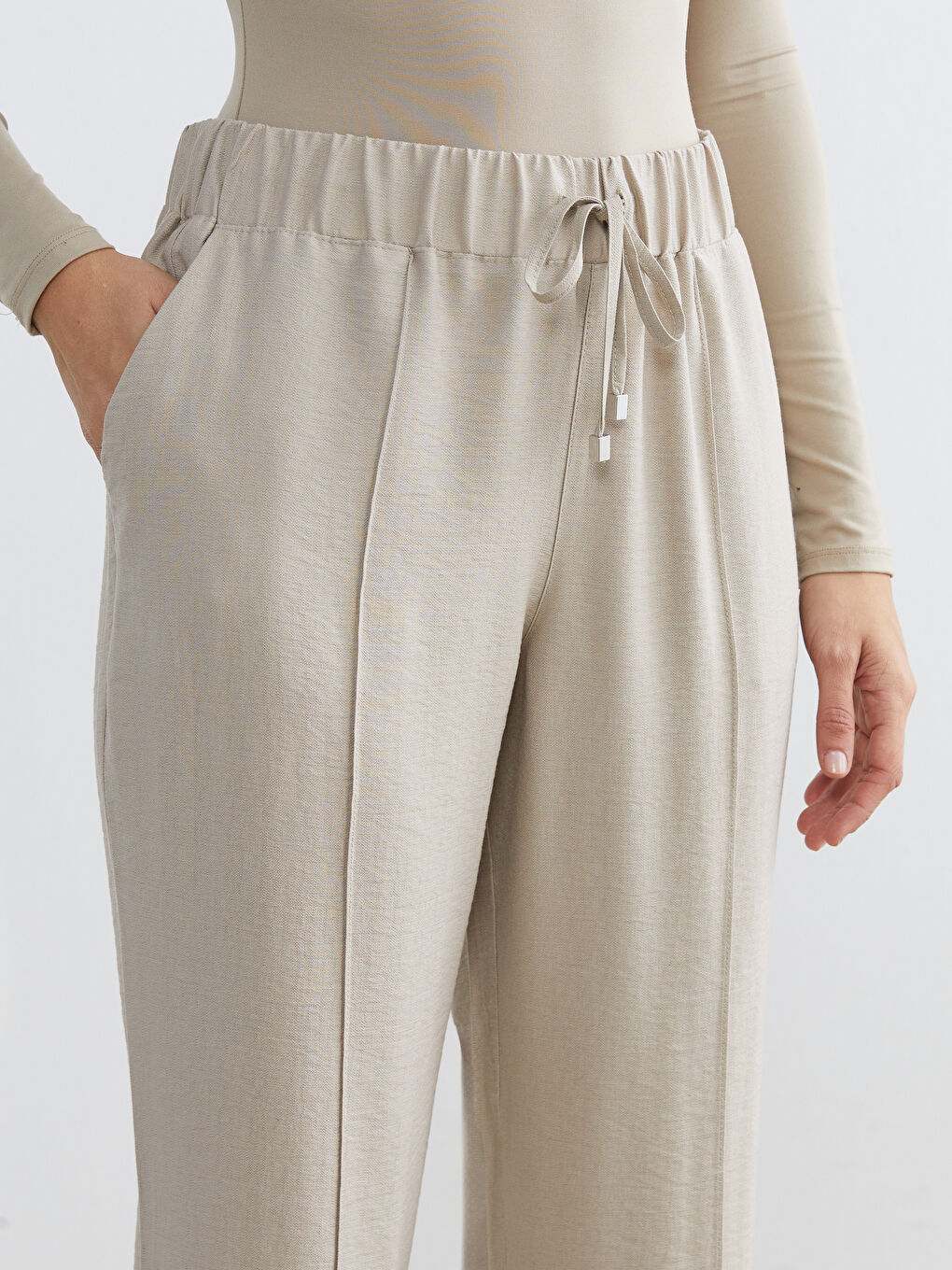Effortless elegance meets everyday comfort in our wide-leg trousers with an elasticated waist.-2