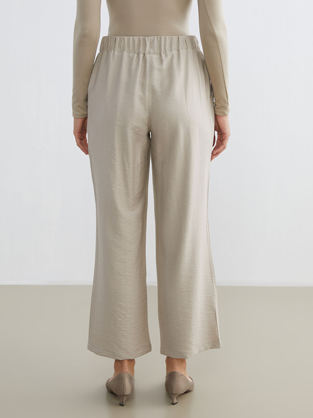 Effortless elegance meets everyday comfort in our wide-leg trousers with an elasticated waist.-3