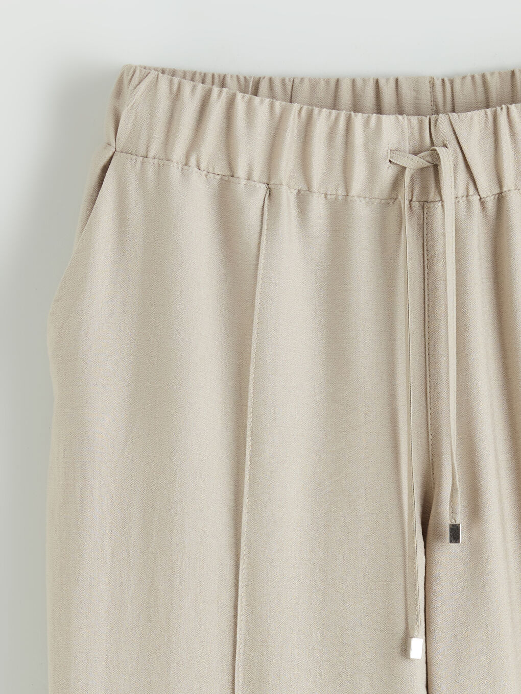 Effortless elegance meets everyday comfort in our wide-leg trousers with an elasticated waist.-5