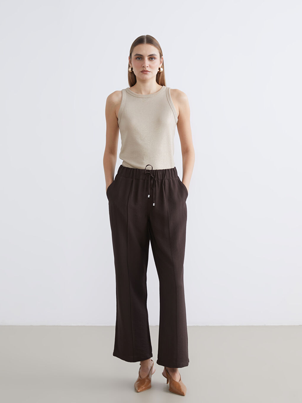 Effortless elegance meets everyday comfort in our wide-leg trousers with a flattering elasticated waist.