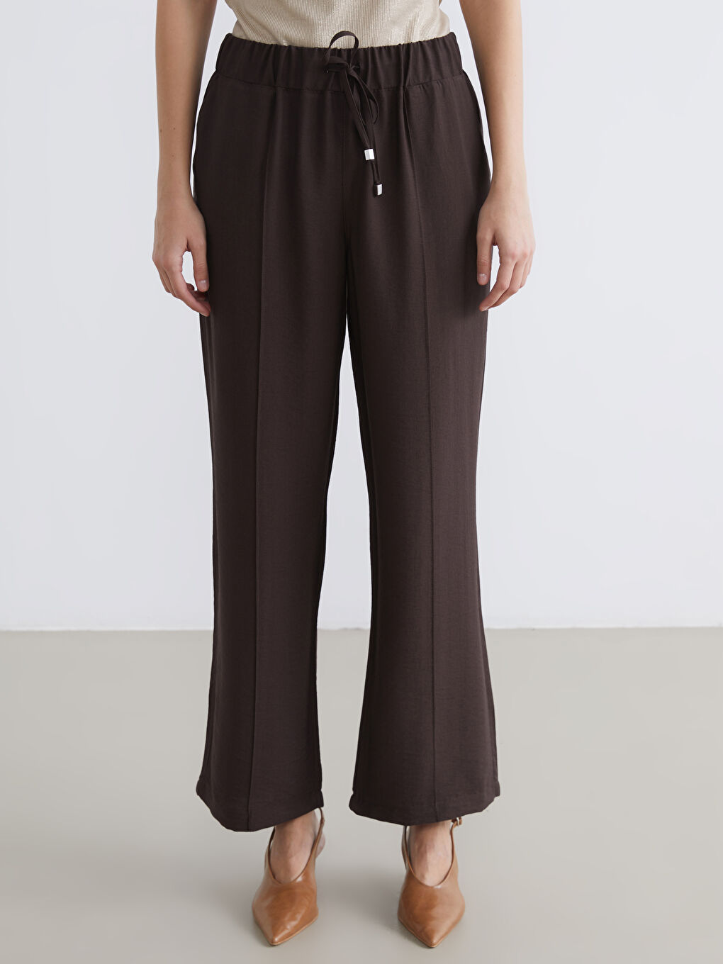 Effortless elegance meets everyday comfort in our wide-leg trousers with a flattering elasticated waist.-1