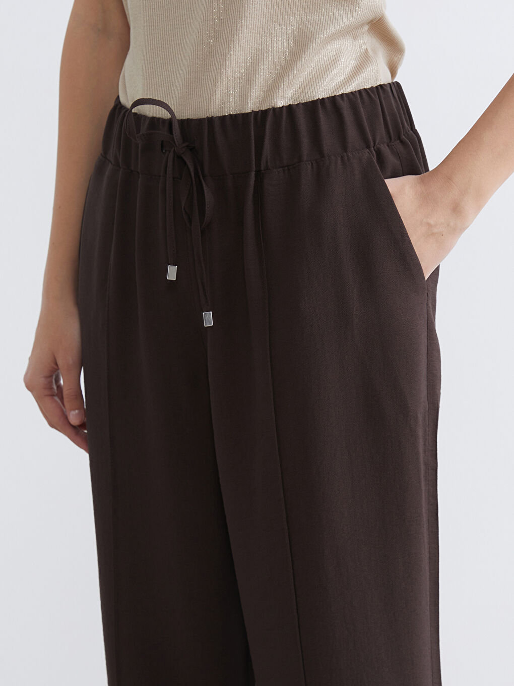 Effortless elegance meets everyday comfort in our wide-leg trousers with a flattering elasticated waist.-2