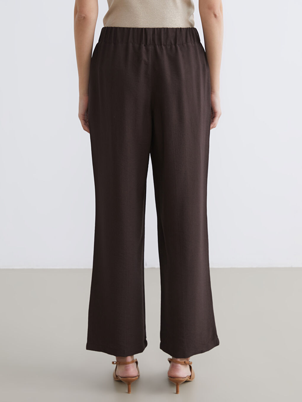 Effortless elegance meets everyday comfort in our wide-leg trousers with a flattering elasticated waist.-3