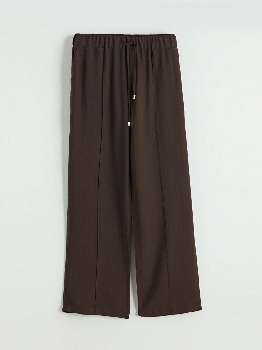 Effortless elegance meets everyday comfort in our wide-leg trousers with a flattering elasticated waist.-4