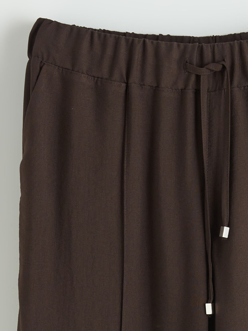 Effortless elegance meets everyday comfort in our wide-leg trousers with a flattering elasticated waist.-5