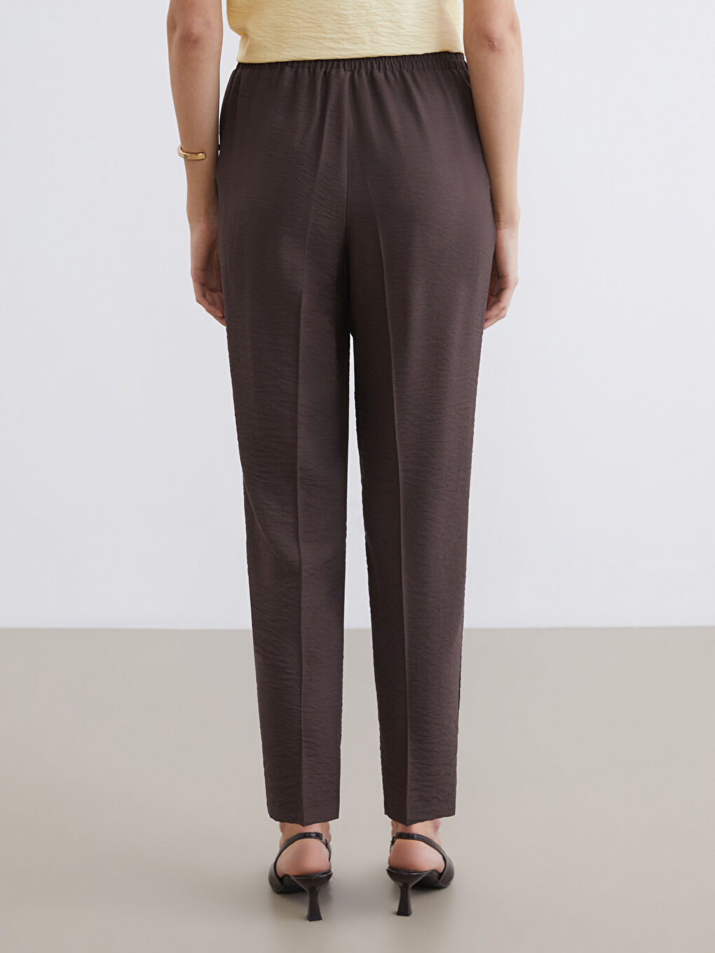 Effortless chic: The elastic-waist trouser.-3