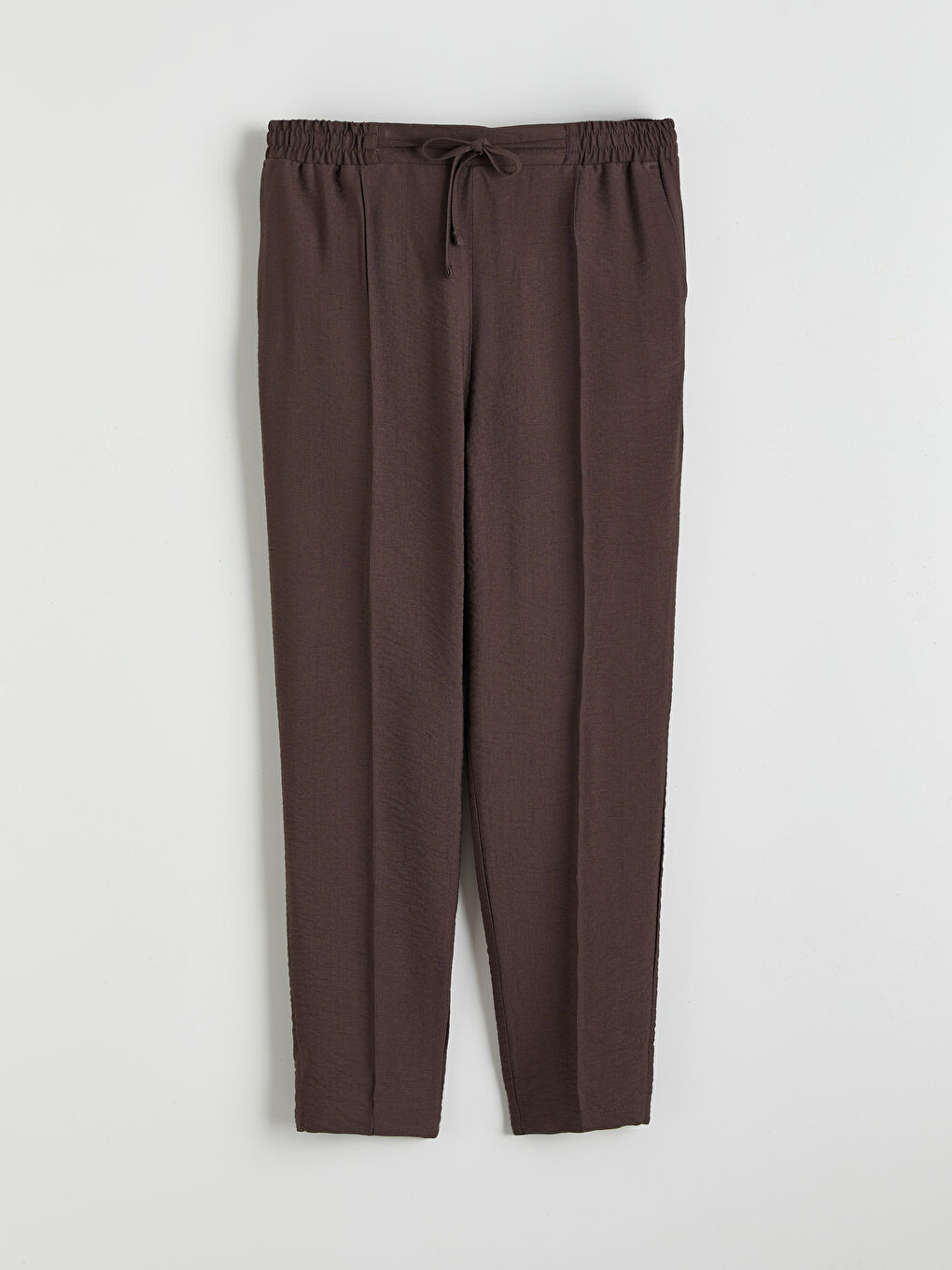 Effortless chic: The elastic-waist trouser.-4