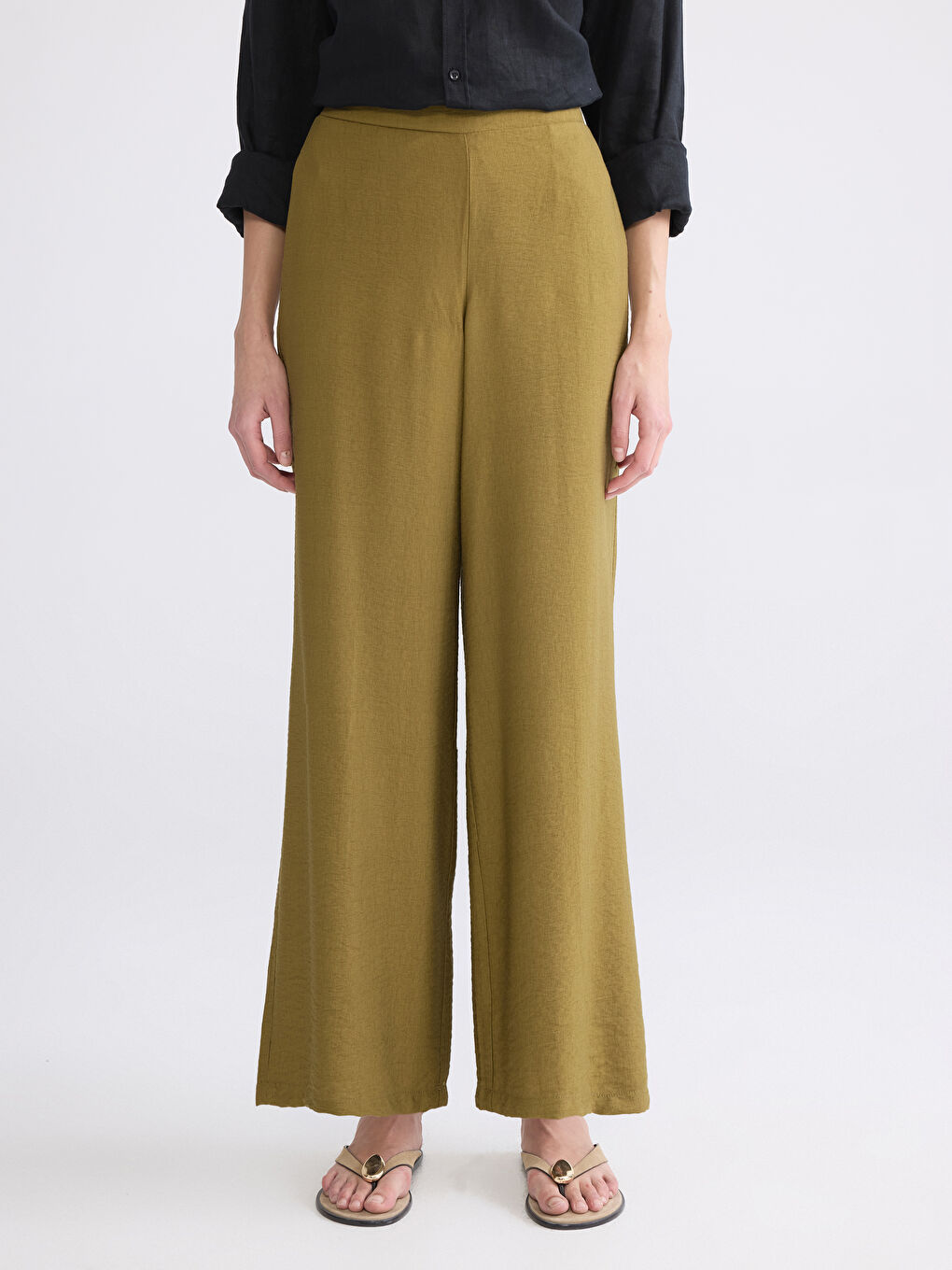 Effortless elegance meets everyday comfort in our wide-leg trousers with a flexible waistband.-1