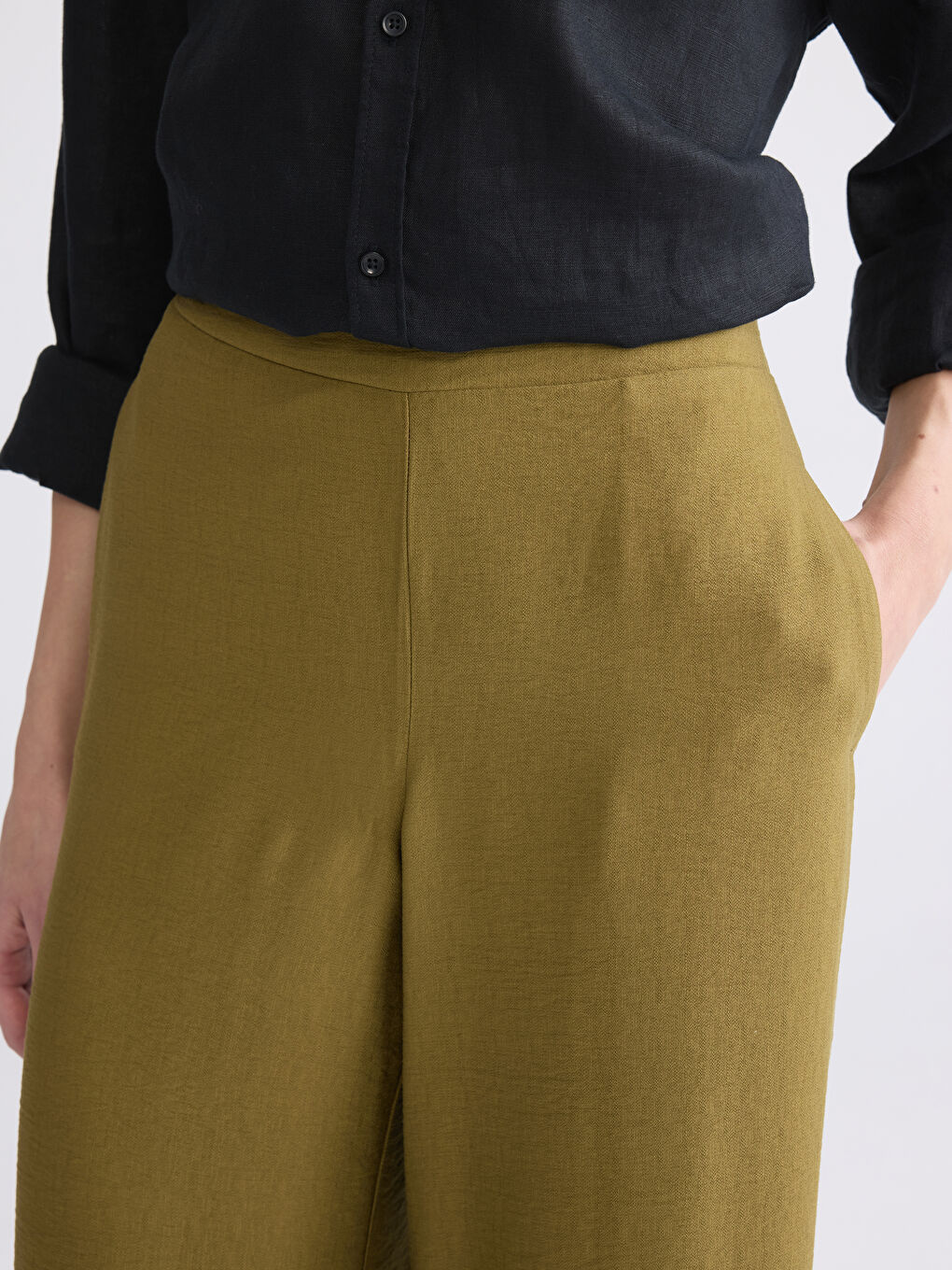 Effortless elegance meets everyday comfort in our wide-leg trousers with a flexible waistband.-2