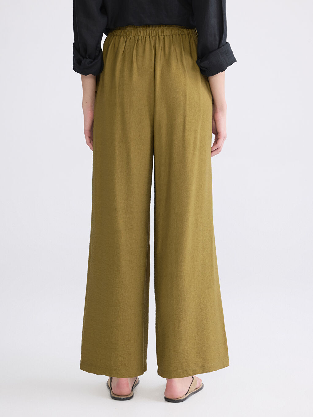 Effortless elegance meets everyday comfort in our wide-leg trousers with a flexible waistband.-3