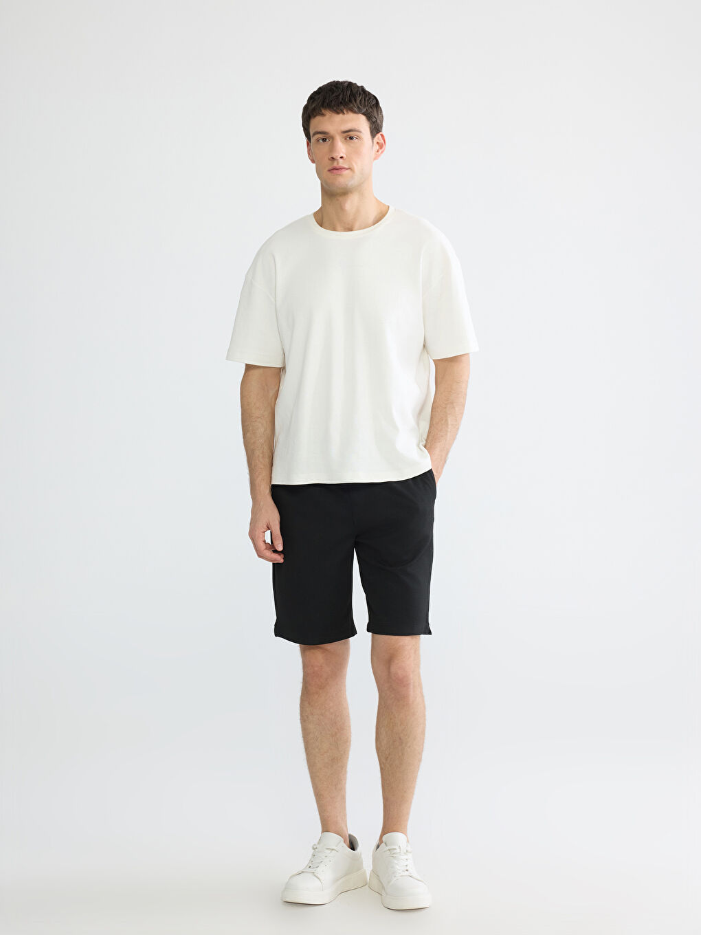 Siyah Standart Kalıp Erkek Şort