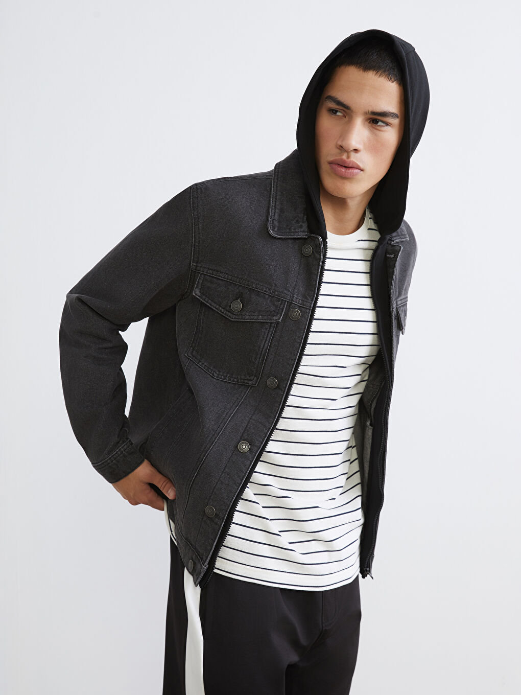 მამაკაცის ჯინსის ქურთუკი კაპიუშონით, რეგულარული მორგებით