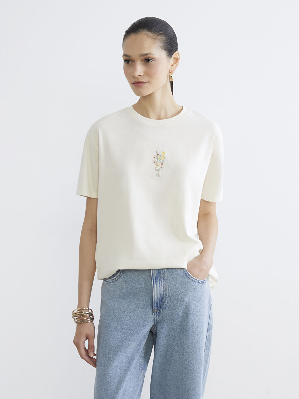 Floral crew neck tee.