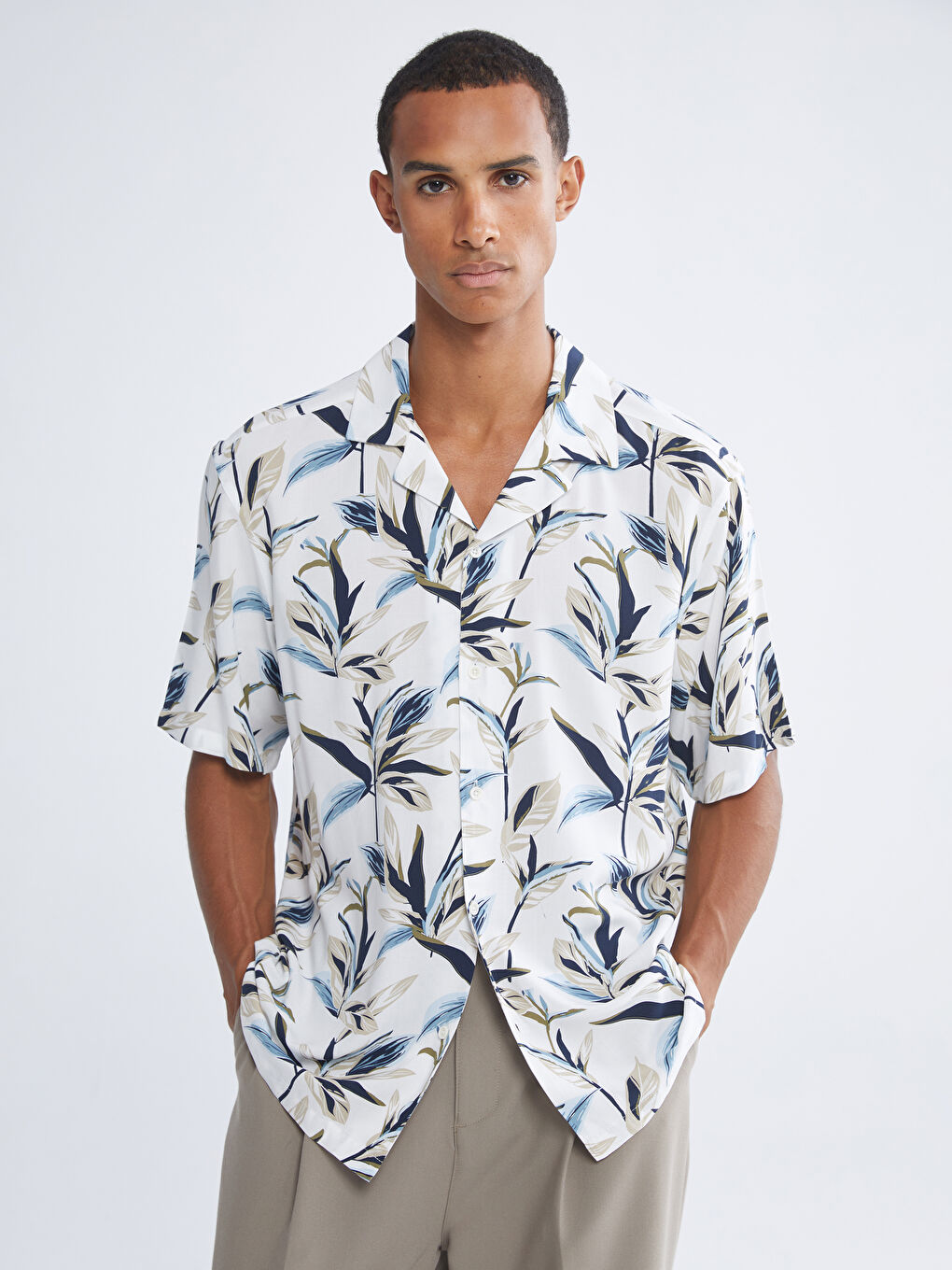 Beyaz Regular Fit Resort Yaka Desenli Viskon Erkek Gömlek