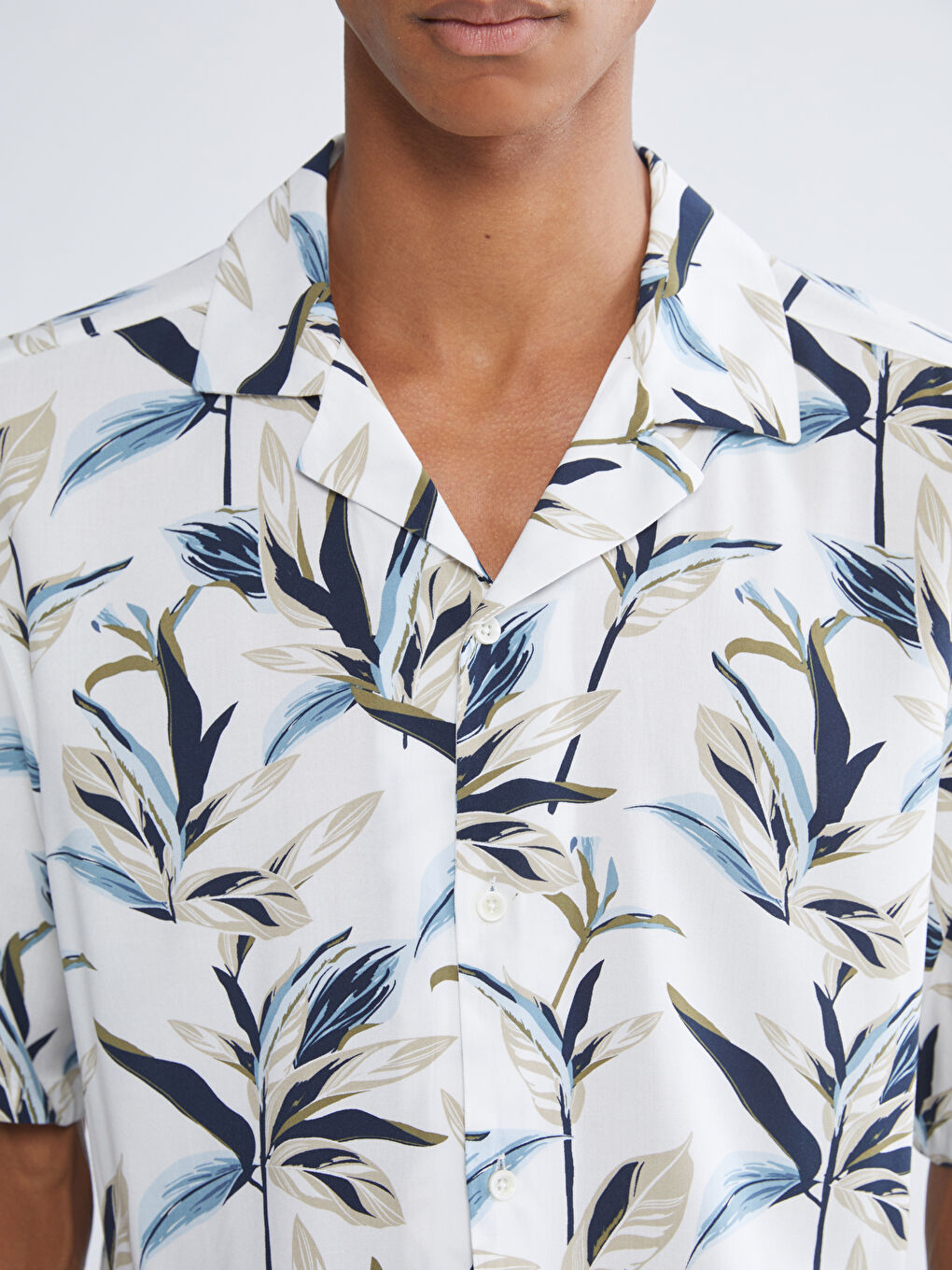 Beyaz Regular Fit Resort Yaka Desenli Viskon Erkek Gömlek-2