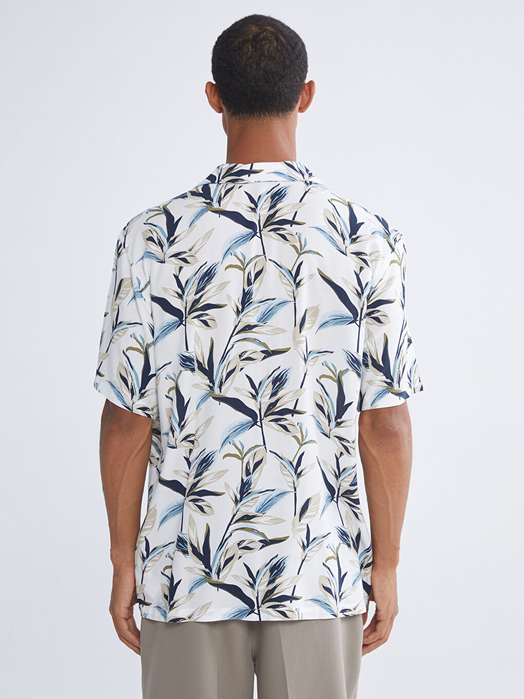 Beyaz Regular Fit Resort Yaka Desenli Viskon Erkek Gömlek-3