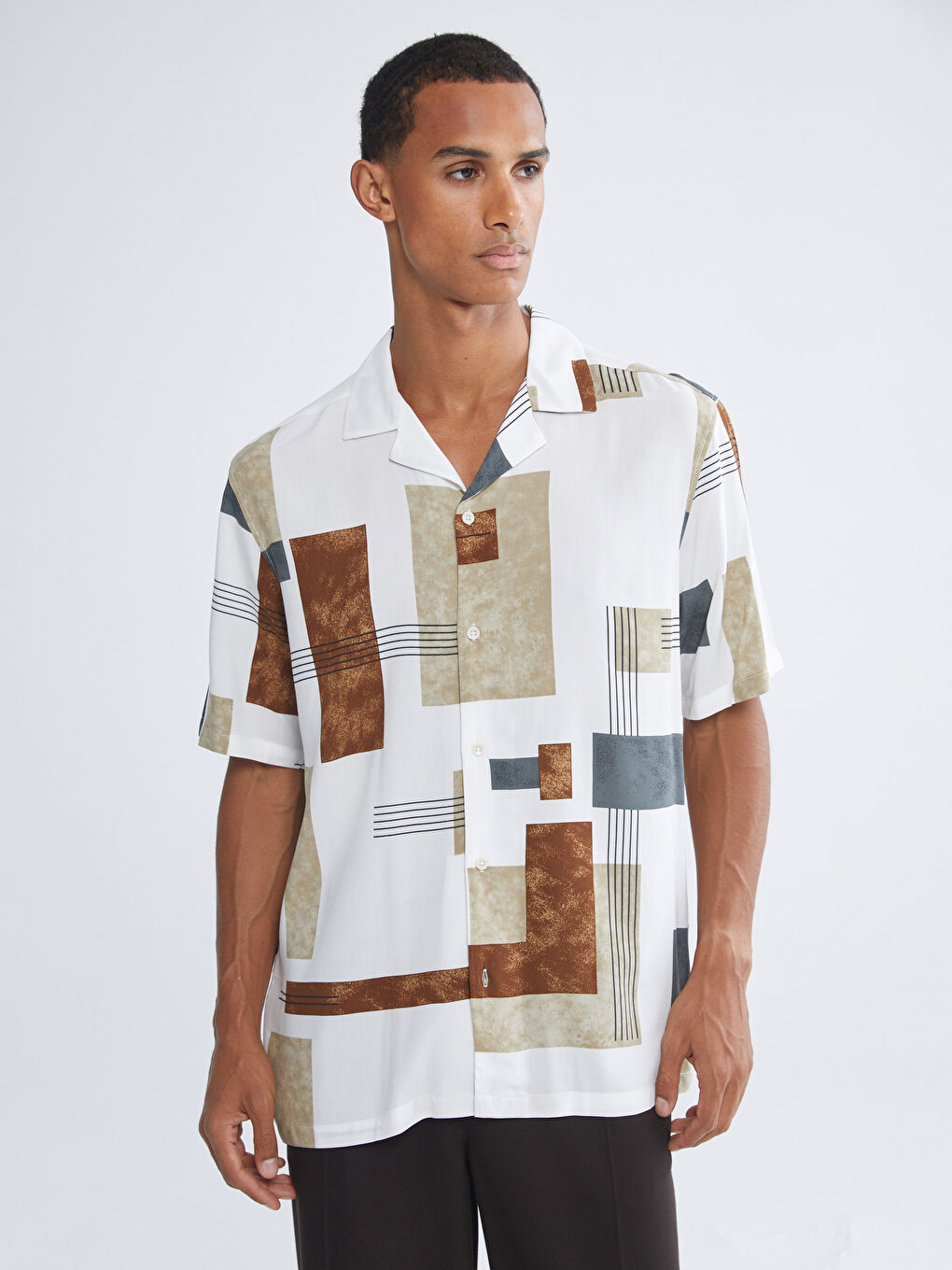 قميص للرجال من الفسكوز بنمط مطبوع وبملائمة عادية