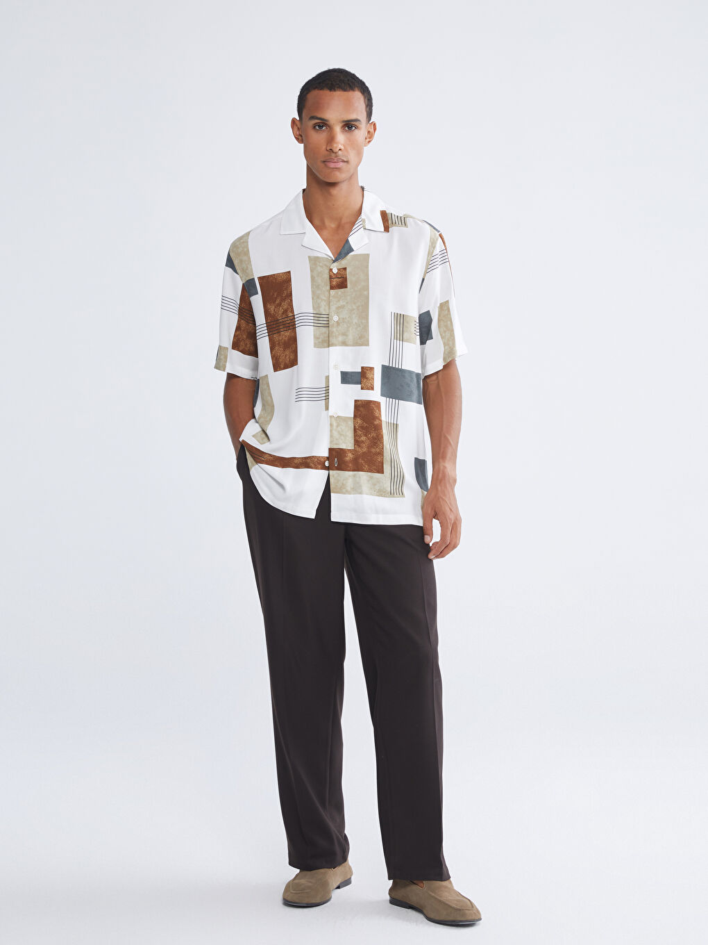 قميص للرجال من الفسكوز بنمط مطبوع وبملائمة عادية-1