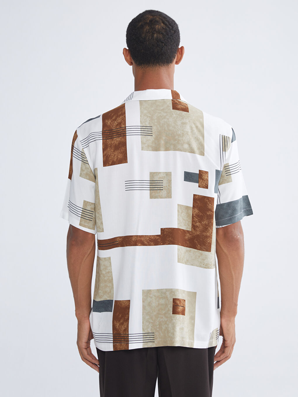 قميص للرجال من الفسكوز بنمط مطبوع وبملائمة عادية-3