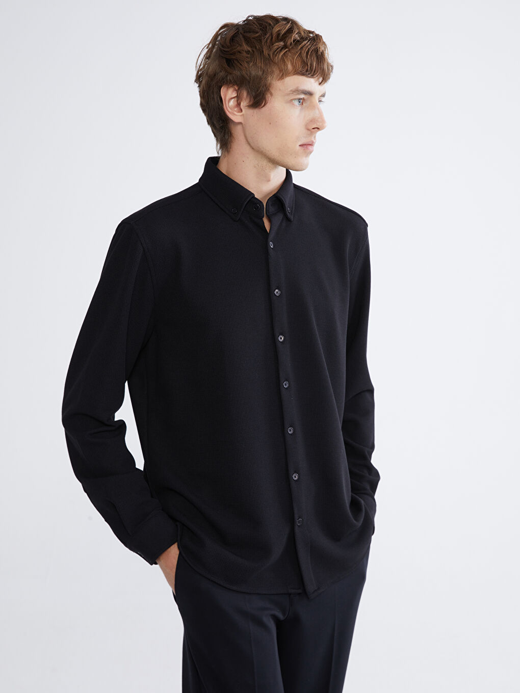 قميص رجالي بقصة ضيقة