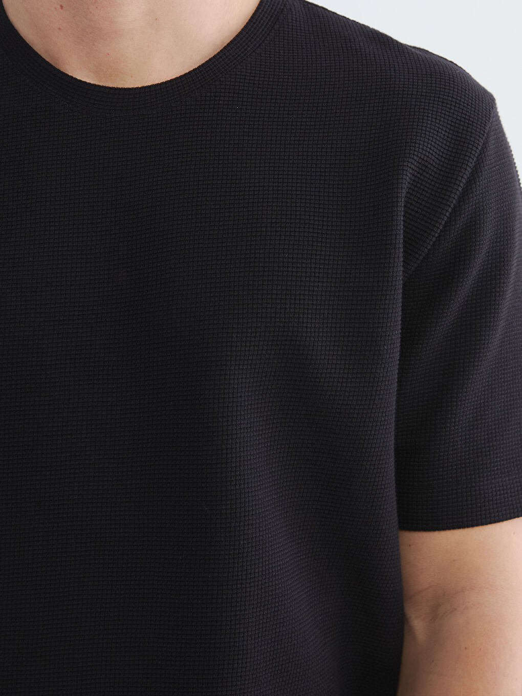 Siyah Bisiklet Yaka Erkek Dokulu Tişört-2