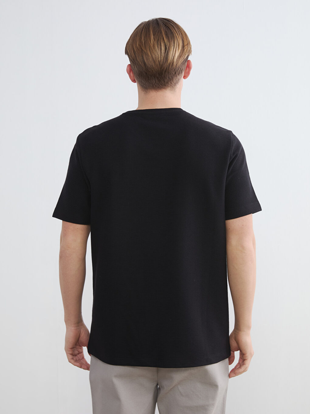 Siyah Bisiklet Yaka Erkek Dokulu Tişört-3