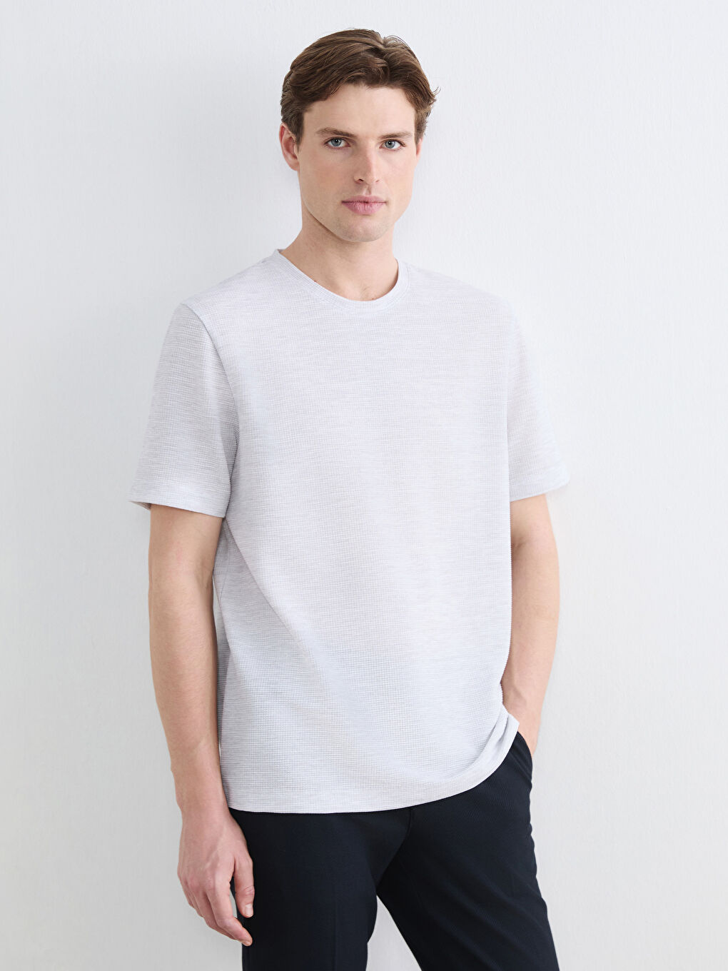 تيشيرت رجالي برقبة دائرية وقماش مُجعد