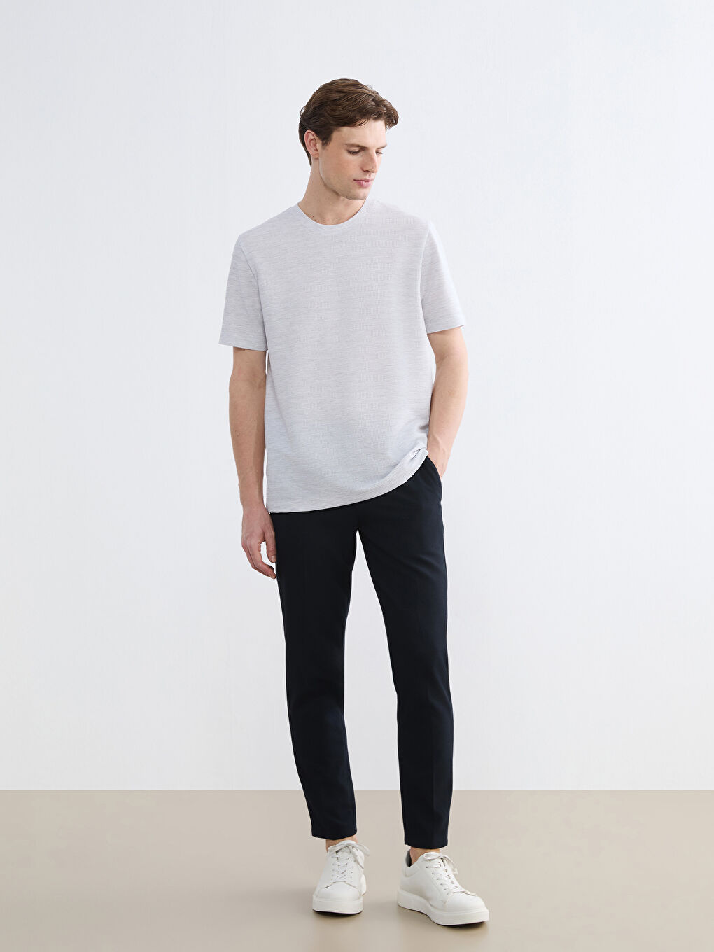 تيشيرت رجالي برقبة دائرية وقماش مُجعد-1