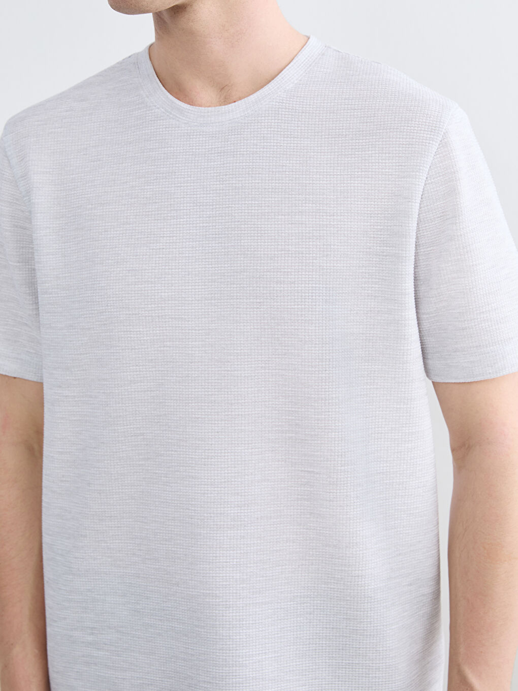 تيشيرت رجالي برقبة دائرية وقماش مُجعد-2