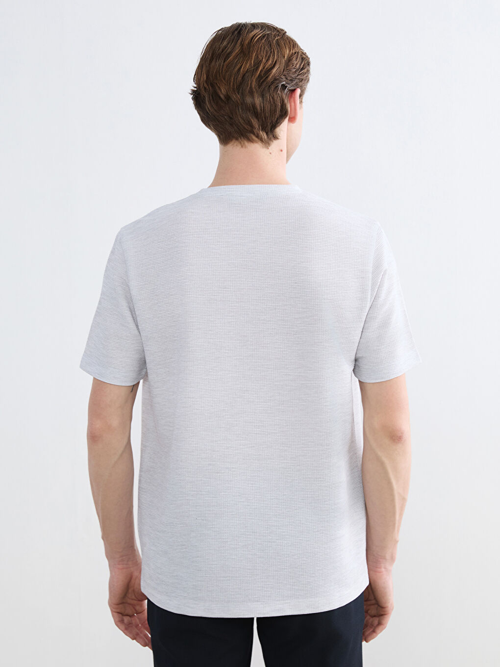 تيشيرت رجالي برقبة دائرية وقماش مُجعد-3