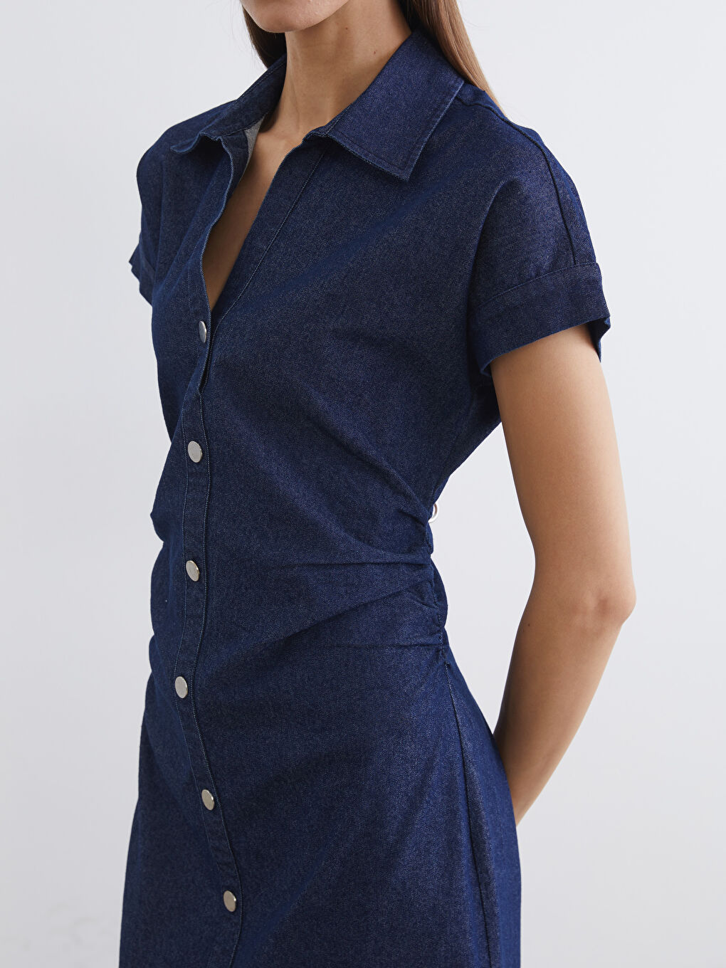 Haljina od teksasa sa naboranim okovratnikom.-2