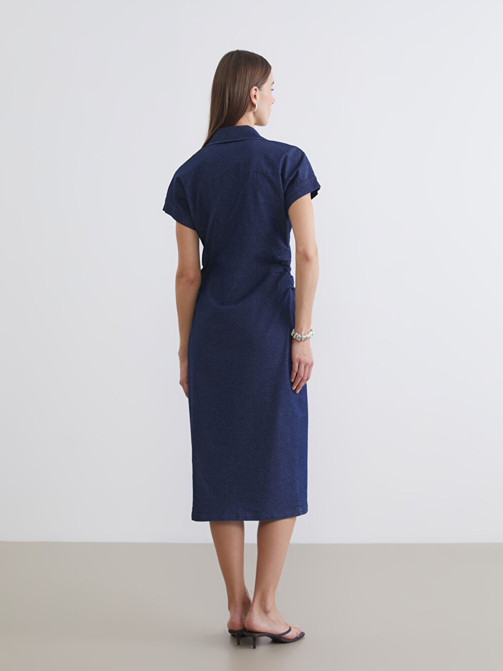 Haljina od teksasa sa naboranim okovratnikom.-3