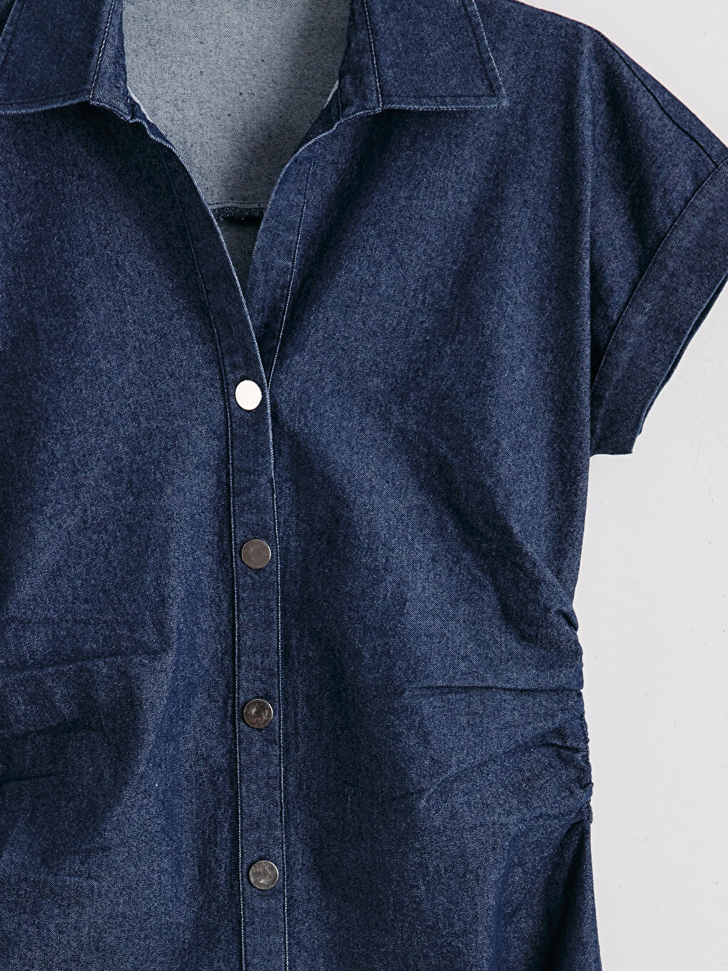 Haljina od teksasa sa naboranim okovratnikom.-5