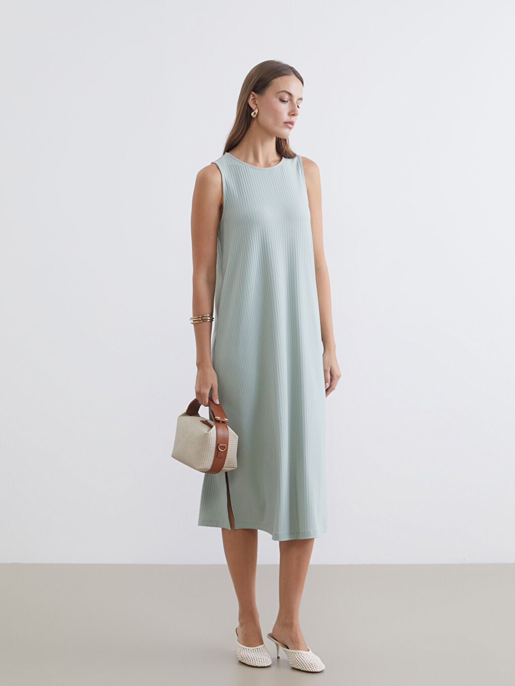 Haljina sa okruglim izrezom, rebrasta, sa prorezom