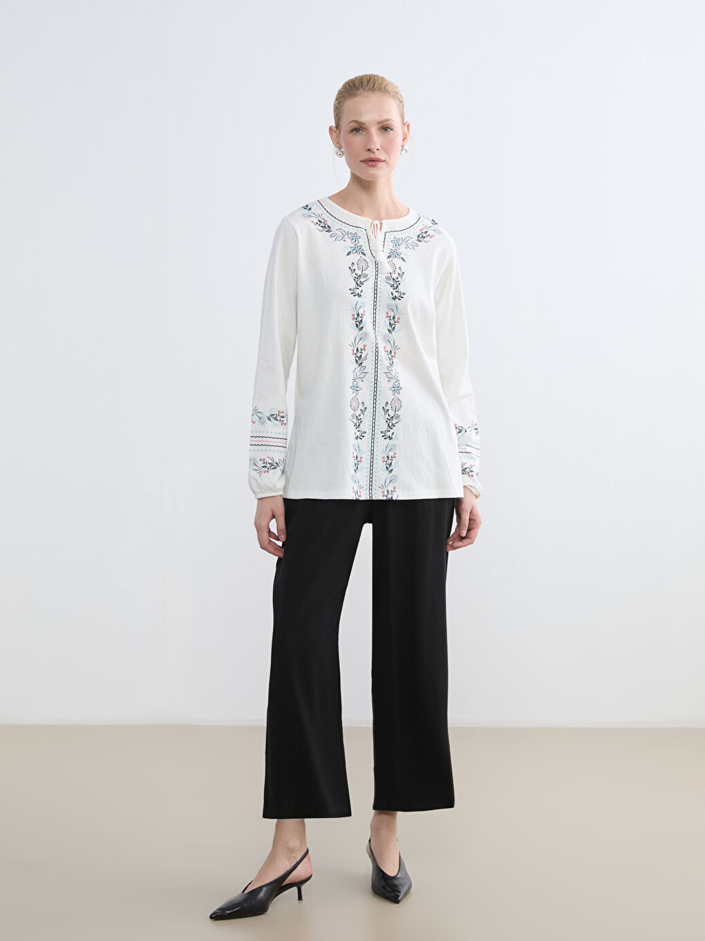 بلوزی گوڵدار بە وردەکاری یەخەی قردێلەیی.-1