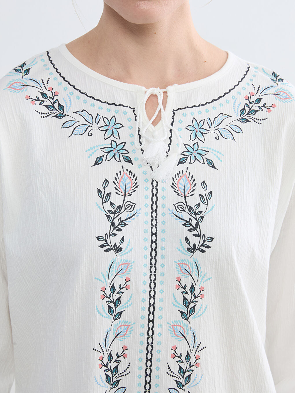 بلوزی گوڵدار بە وردەکاری یەخەی قردێلەیی.-2