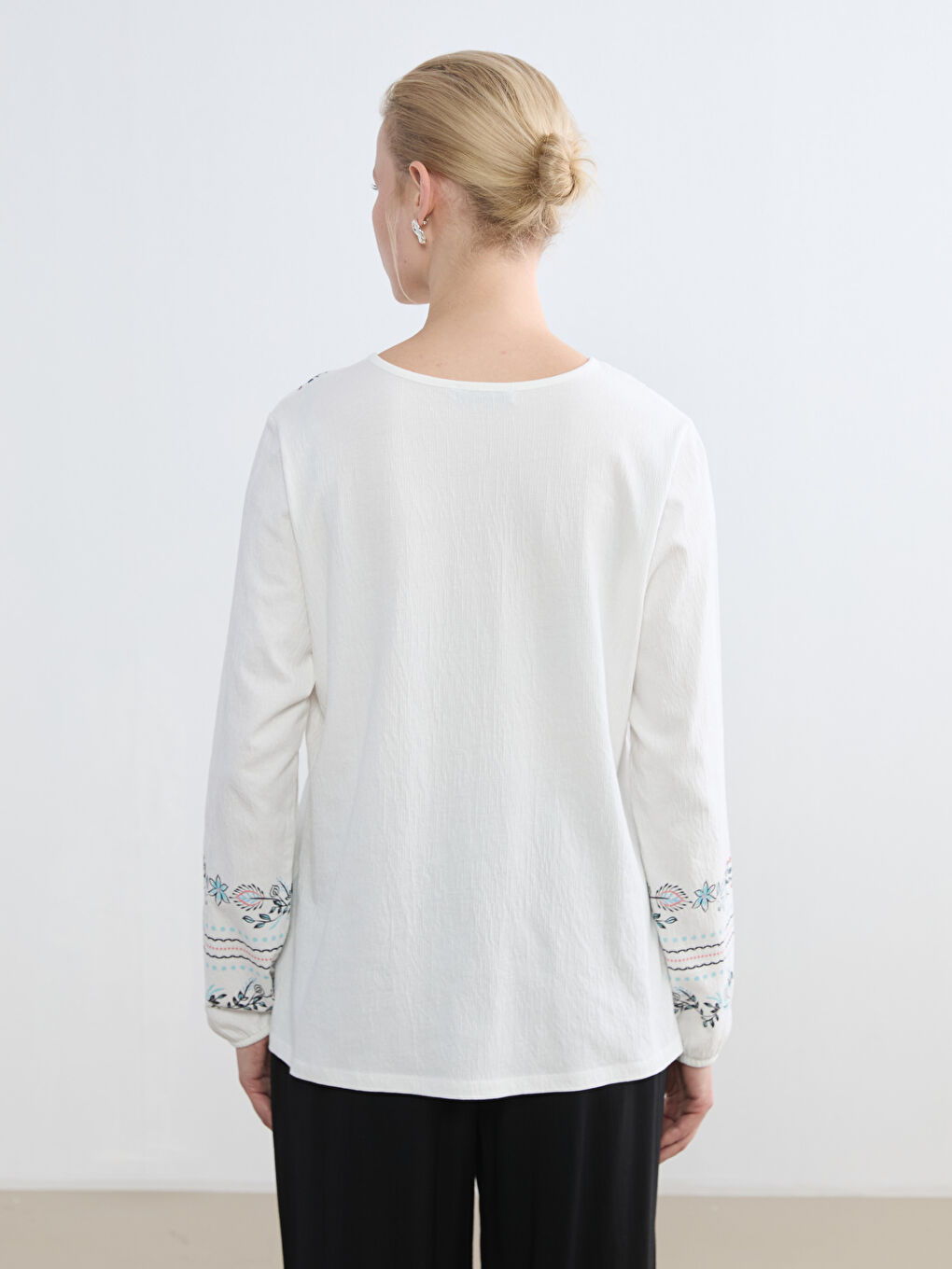 بلوزی گوڵدار بە وردەکاری یەخەی قردێلەیی.-3