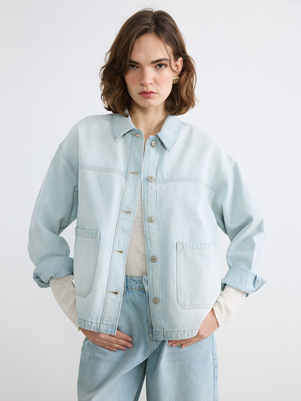 Chemise en denim surdimensionnée pour femme avec poches
