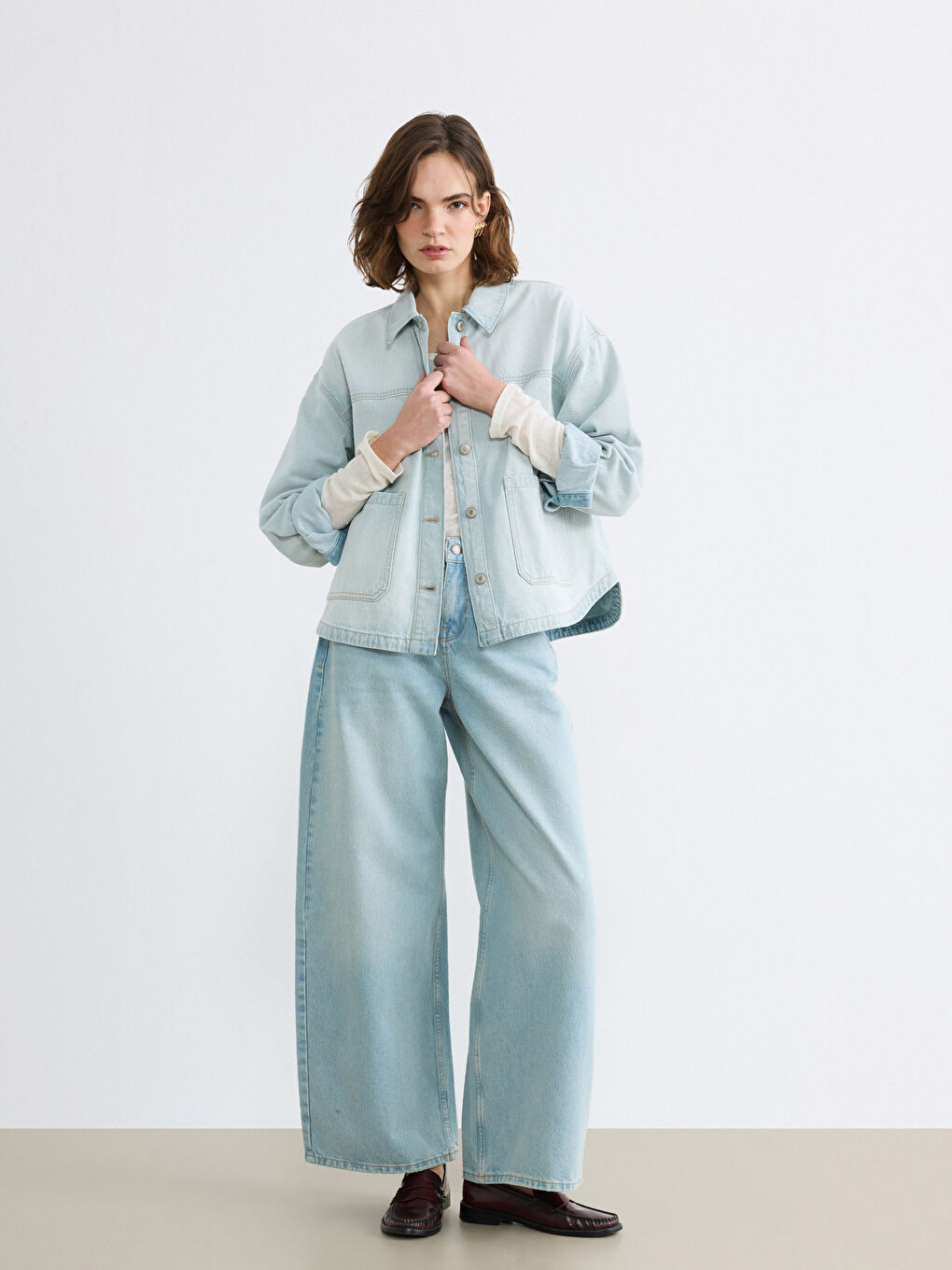 Chemise en denim surdimensionnée pour femme avec poches-1