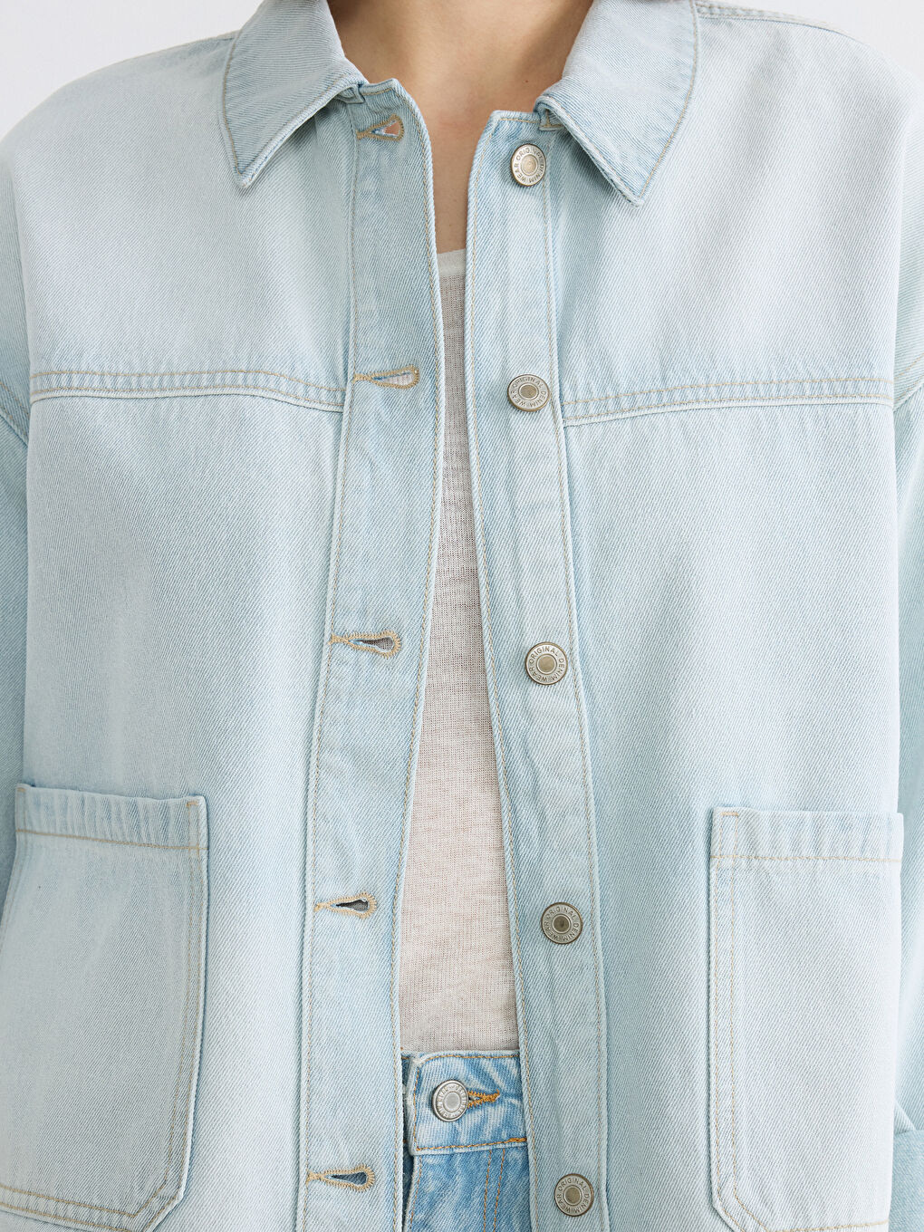 Chemise en denim surdimensionnée pour femme avec poches-2