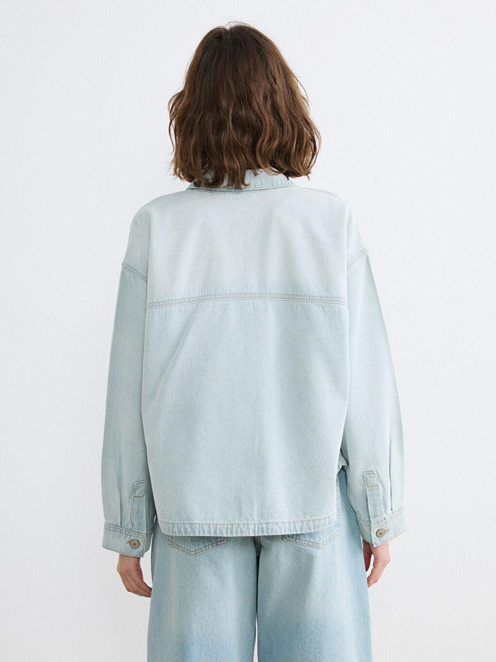 Chemise en denim surdimensionnée pour femme avec poches-3
