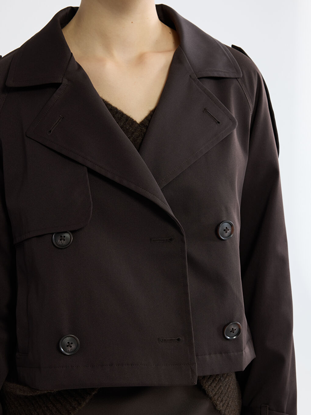 Kahverengi Kruvaze Yaka Crop Kadın Trençkot-2