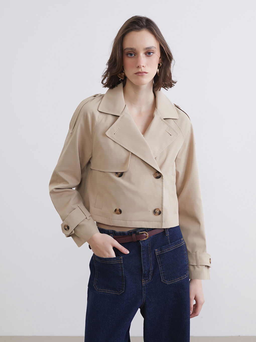 Bej Kruvaze Yaka Crop Kadın Trençkot