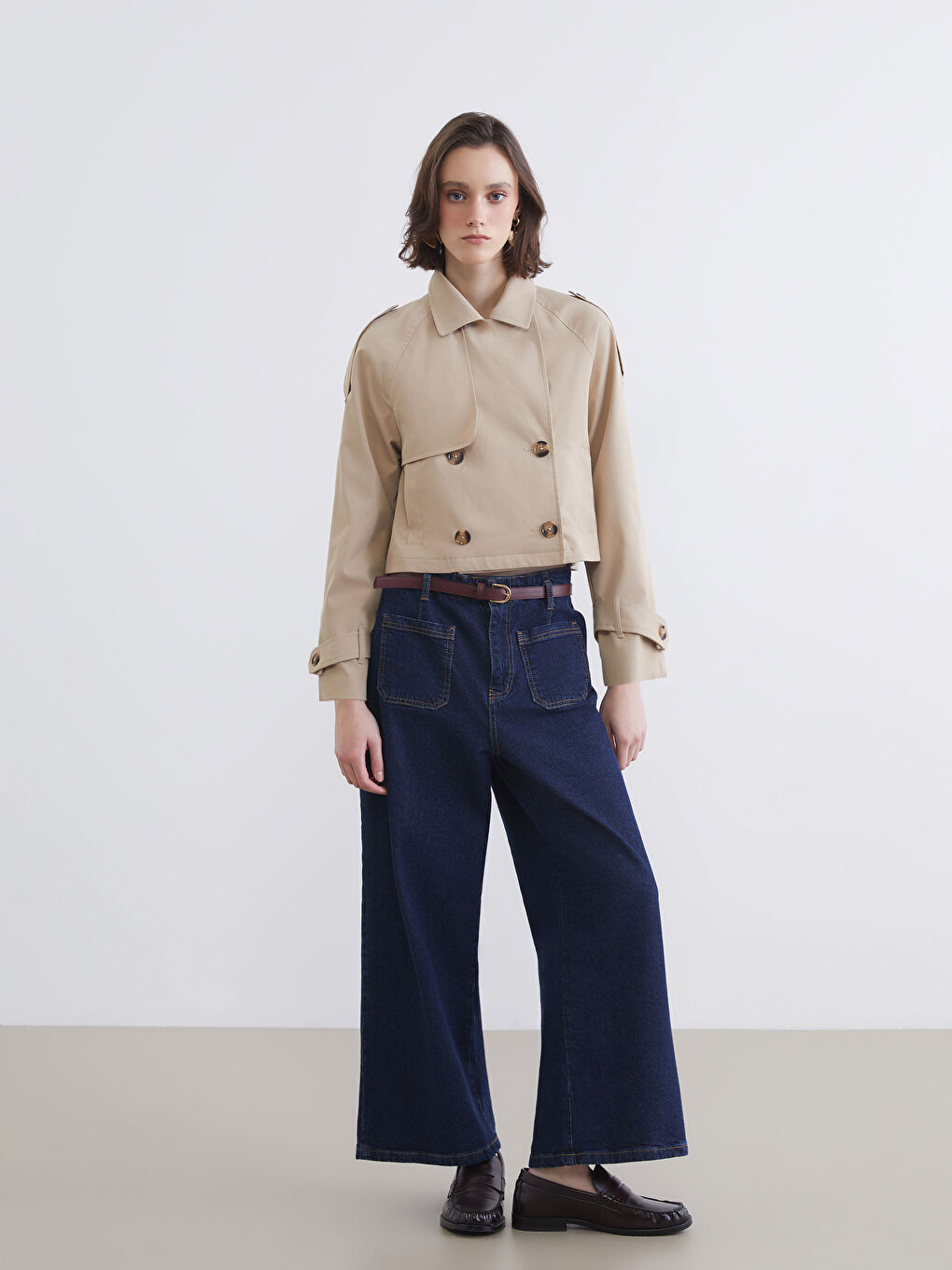 Bej Kruvaze Yaka Crop Kadın Trençkot-1