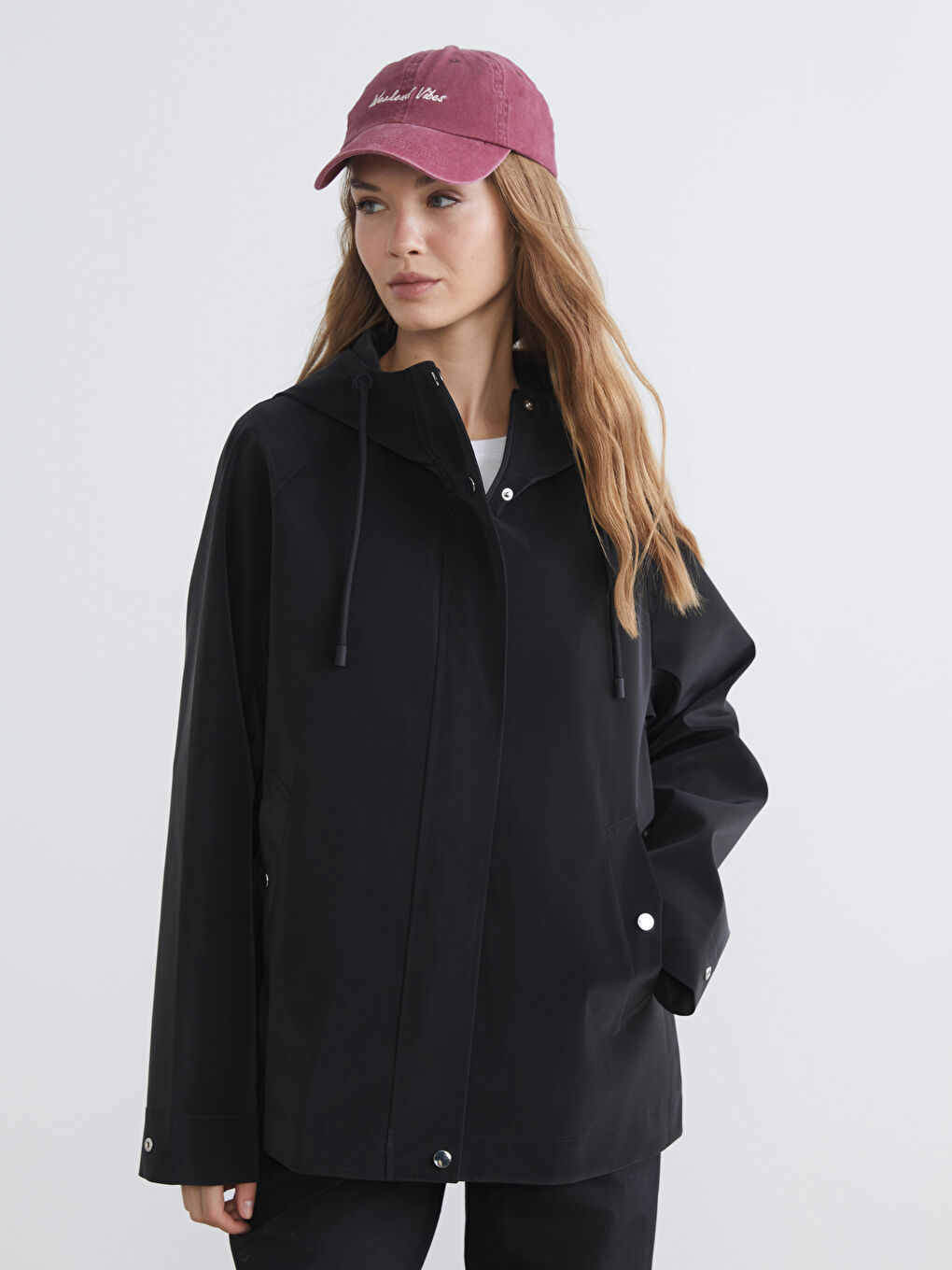 معطف واق من المطر أسود امرأة