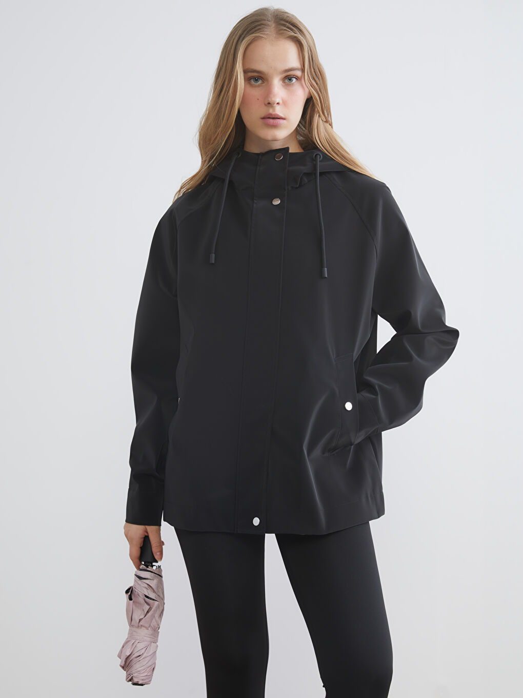 Predimenzionirani kišni mantil sa kapuljačom od veštačke kože