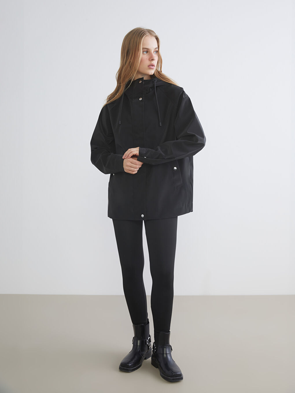 Predimenzionirani kišni mantil sa kapuljačom od veštačke kože-1