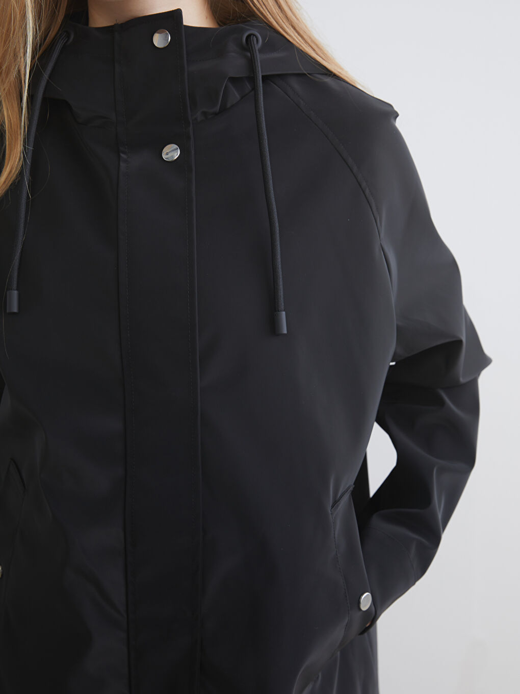 Predimenzionirani kišni mantil sa kapuljačom od veštačke kože-2